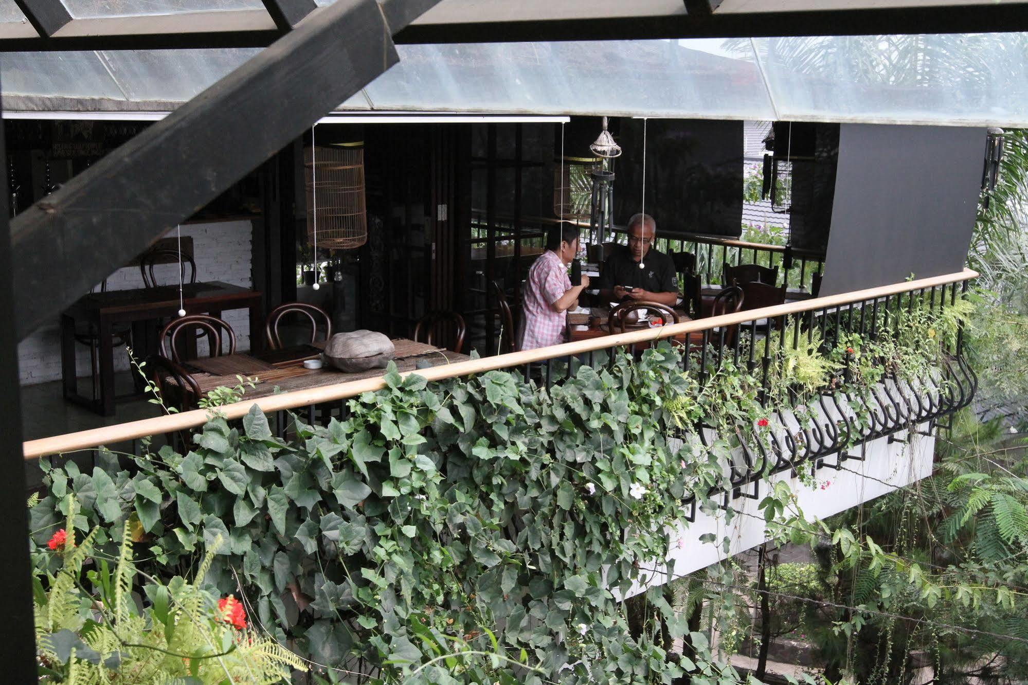 Capital O 852 The Silk At Dago Hotel Bandung Ngoại thất bức ảnh